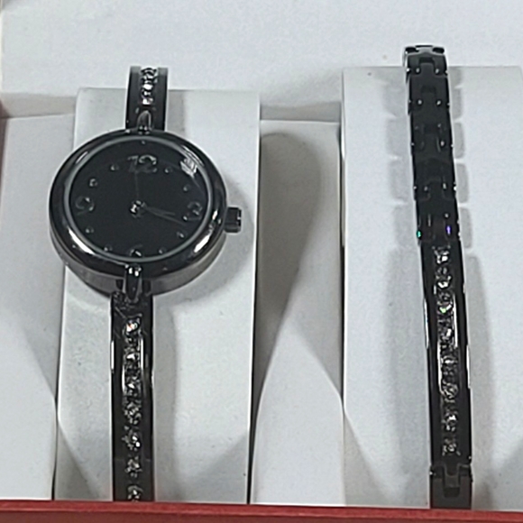 FMD Women's Watch with matching bracelet. NEW in box. - Picture 3 of 9